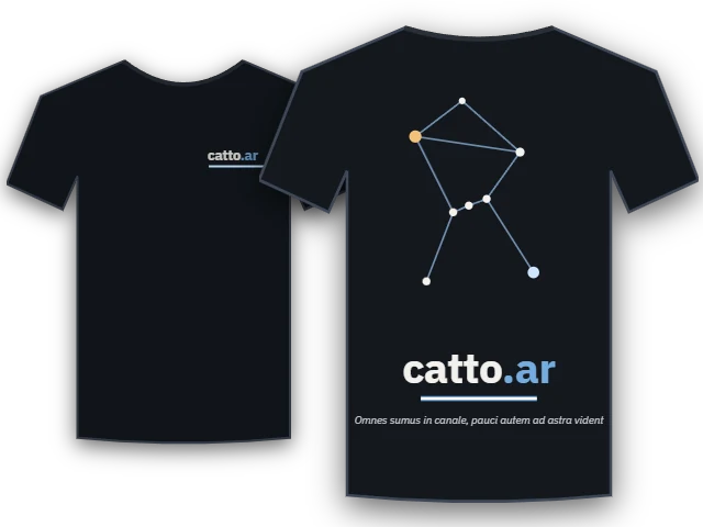 Remera negra de catto.ar: al frente la marca sobre el pecho; en la espalda la constelación de Orión, catto.ar y el lema en latín.